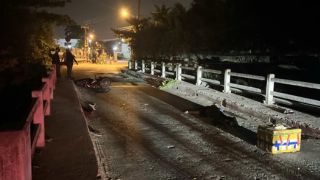 Người dân bàng hoàng khi phát hiện nam thanh niên tử vong cạnh chiếc xe máy ở TP.HCM, công an vào cuộc điều tra