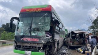 Hiện trường đổ nát vụ xe khách giường nằm và ô tô con đâm thẳng vào nhau: 2 người tử vong thương tâm