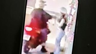 Trích xuất camera vụ cô gái tố bị gã đàn ông lạ quấy rối khi chờ bạn, hé lộ đặc điểm của đối tượng