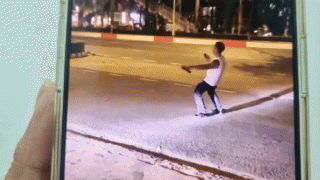 Người đàn ông thản nhiên đứng giữa đường nhảy, hát karaoke làm tắc nghẽn giao thông gây bức xúc