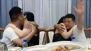 Sự thật sốc về clip người yêu cũ ôm hôn khi gặp lại trong buổi họp lớp, khiến gia đình 2 bên tan vỡ