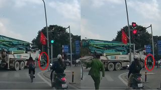 Xe ôm công nghệ tạt đầu xe tải, camera ghi lại giây phút lọt gầm và cái kết 'ông bà gánh còng lưng'