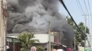 TP.HCM: Cận cảnh hiện trường vụ cháy nhà dân, khói đen mù mịt bao trùm