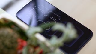 Hú hồn: Camera iPhone 18 Pro đục lỗ là hoàn toàn sai, Apple không bao giờ biến mình thành bản sao Android lỗi thời!