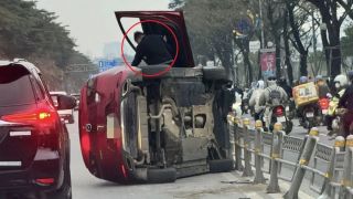 Hà Nội: Ô tô đâm dải phân cách rồi lật ngửa, phản ứng bất ngờ của tài xế tại hiện trường