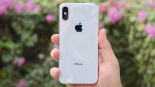 Chiếc iPhone này có màn OLED, camera zoom quang học 2x rẻ nhất Việt Nam, xịn ngang iPhone 17