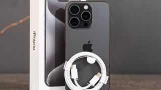 Đây là chiếc iPhone khung titan 3 mắt giá gần 15 triệu đáng mua nhất hiện nay, xịn chẳng kém iPhone 17 Pro