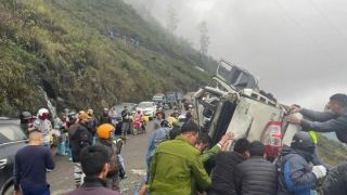 Tai nạn kinh hoàng tại Tuyên Quang: Xe bán tải dập nát hoàn toàn, 3 người bị thương nặng nhập viện