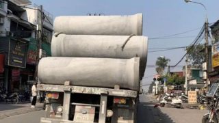 Thót tim cảnh xe kéo chở loạt ống cống bê tông chênh vênh, không dây chằng giữa đường đông ở Hà Nội