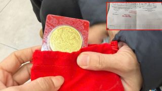 Nhặt túi vải nhỏ trên phố Hà Nội, người phụ nữ sững sờ phát hiện 10 chỉ vàng và cách xử lý không ngờ 