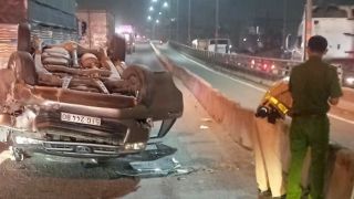 Ô tô 4 chỗ lật ngửa trên cầu vượt Tân Vạn, 3 người trên xe thoát nạn thần kỳ