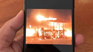 Nghẹt thở giải cứu 3 người kẹt trong cơ sở mai táng bốc cháy ngùn ngụt ở TP.HCM