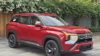 Mitsubishi Destinator, Toyota Hilux đồng loạt khan xe trước Tết: Đại lý ‘hết hàng’, khách phải chờ