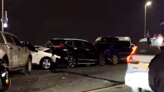 Hiện trường 5 ô tô đâm liên hoàn trên cầu Nhật Tân, loạt phương tiện bị hư hỏng nặng