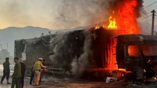 Hiện trường xe đầu kéo chở bột mì cháy dữ dội khi qua đèo Lò Xo, xác định nguyên nhân ban đầu?