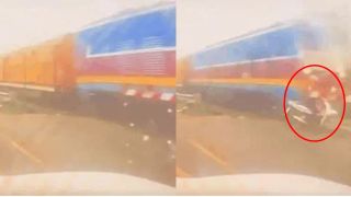 Hà Nội: Người phụ nữ bị tàu hỏa húc văng sau pha vượt đường sắt, camera ghi lại khoảnh khắc đáng sợ