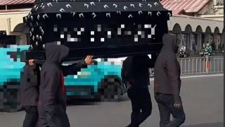 Khiêng quan tài giữa trung tâm Sài Gòn để câu view bán hàng: 11 người sắp lĩnh án gì?