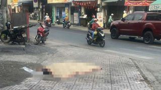 Người dân tá hỏa phát hiện tài xế giao hàng tử vong bên đường ở TP.HCM, nhân chứng tiết lộ hiện trường