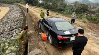 Hiện trường phát hiện một chiếc ô tô cùng lá thư 'tuyệt mệnh' bên bờ hồ ở Ninh Bình