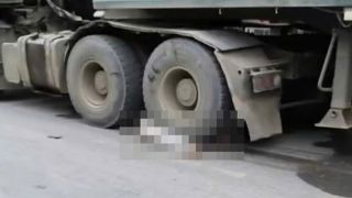 Tai nạn giao thông nghiêm trọng giữa xe máy và xe đầu kéo, 2 mẹ con thương vong ở Lào Cai