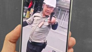 Nóng: Clip hai người mặc đồng phục bảo vệ chặn ô tô, thách thức tài xế ở TPHCM