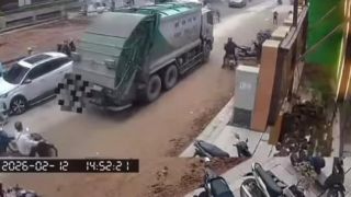 Camera ghi lại va chạm giữa xe rác và 1 học sinh trên đường Nguyễn Tuân, nam sinh kêu cứu thất thanh 