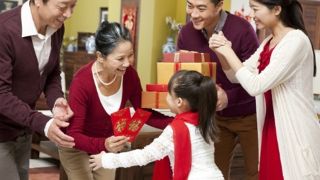 Nguồn gốc của tục lì xì: Ban đầu không phải tiền cho để lấy may