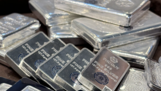 Giá bạc hôm nay 13/2: Quay đầu giảm mạnh sau nhịp phục hồi, rủi ro còn kéo dài?