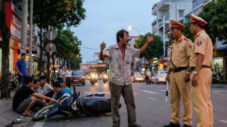 Uống rượu bia rồi đi bộ về nhà liệu có bị thổi nồng độ cồn? Những quy định mới ai cũng phải biết