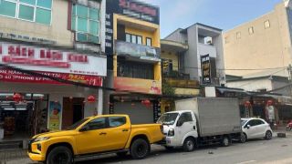 Cái kết vụ xe bán tải đậu trước nhà bị 2 ô tô vây chặt: Chủ xe phải xuống nước vì ‘ai lì hơn’?