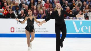 Cổ tích Olympic mùa đông 2026: Cặp đôi gãy chân, phẫu thuật não vẫn giành HCV gây chấn động