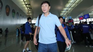 HLV Kim Sang-sik trở về Hàn Quốc, thuyền trưởng ĐT Việt Nam tặng vợ món quà 'đặc biệt'