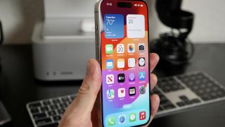 Không hề ngoa, đây là mẫu iPhone vỏ titan đáng mua nhất hiện tại, giá giờ rẻ hơn rất nhiều, hiệu năng bao gánh team