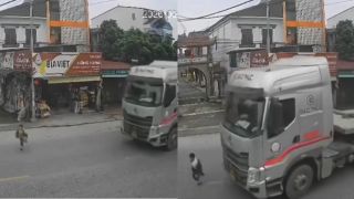 Cậu bé chạy băng qua đường đúng lúc container lao đến, camera ghi lại khoảnh khắc bủn rủn tay chân