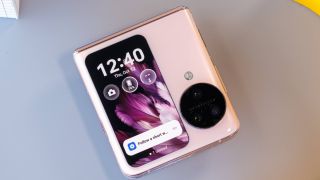 Đây là chiếc điện thoại màn gập giá rẻ nhất nhì Việt Nam, bản màu hồng đẹp như iPhone 15