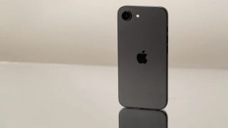 iPhone 17e ra mắt, iPhone 16e trở thành món hời, nhỉnh 10 triệu đồng nhưng cấu hình mạnh bát ngát, ăn đứt iPhone 17