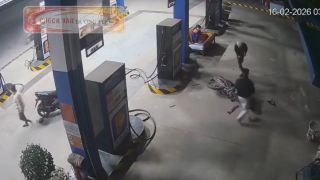 Nam nhân viên sững sờ khi thấy nhóm thanh niên chửi bới, đập phá tan nát xe máy ngay trong cây xăng