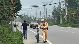 Hà Nội: Người đàn ông đi xe đạp ngỡ ngàng sau khi phải đóng phạt do vi phạm nồng độ cồn