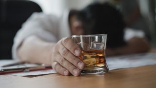 Tự ý bêu rếu hình ảnh người say rượu trên mạng xã hội: Coi chừng vướng vòng lao lý vì câu like?