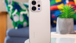 Mở hộp, đánh giá nhanh vivo V70: Vua Android tầm trung ngoại hình tinh tế, camera xịn ‘chiến’ Galaxy S25