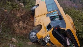 Ô tô khách lao xuống sườn đồi ở Lào Cai: Hành khách hoảng loạn, tài xế có thể đối diện mức phạt nặng