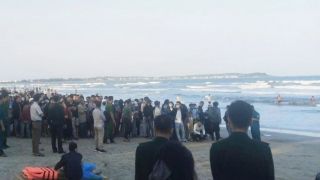 Tìm thấy thi thể người cha trong vụ 3 cha con bị sóng cuốn mất tích tại Quảng Ngãi