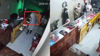 Clip ghi lại quá trình người đàn ông xâm nhập, vượt qua nhiều lớp cửa bảo vệ cướp tiệm vàng