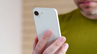 4 tử huyệt khiến iPhone 17e khó có thể đánh bại smartphone Android