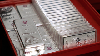 Giá bạc hôm nay 24/2: Áp sát đỉnh mới, sóng tăng còn kéo dài?