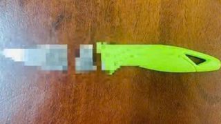 Đắk Lắk: Người phụ nữ mang dao đi trả nợ, đâm sượt cổ nam sinh trong nhà nghỉ để quỵt 2 cây vàng