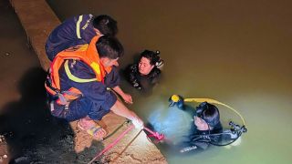 Hiện trường trục vớt thi thể tài xế mất tích sau khi lao ô tô xuống sông, làm rõ nguyên nhân gây ra tai nạn?