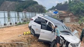 Ô tô con mất lái lao thẳng vào rào chắn cao tốc Nội Bài-Lào Cai: 1 người bị thanh sắt đâm xuyên ngực