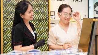 Kính Hải Triều tư vấn: Cách tìm cặp mắt kính chính hãng phù hợp