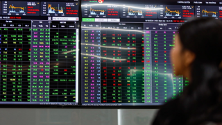 Phiên 27/2: Rung lắc dữ dội, VN-Index giữ mốc 1.880 điểm phút chót